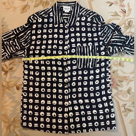 Fun navy-black and off white button down blouse by Leslie Fay size 12 - Picture 4 of 7